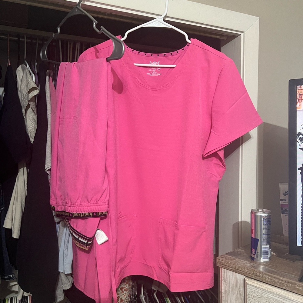 XL HeartSoul scrubs. Reg pant length. Like new. Smoke free home.